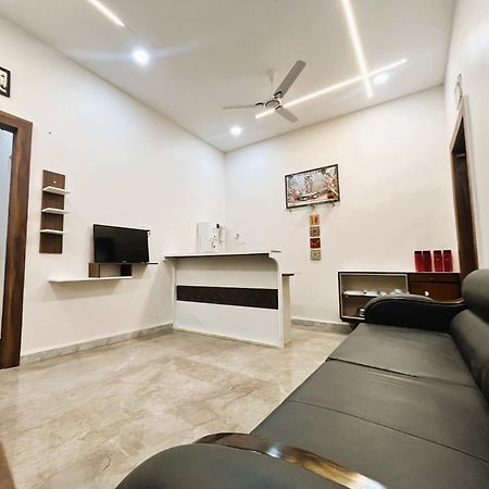 Shree Stay Inn Luxe' Holiday Home Удджайн Экстерьер фото