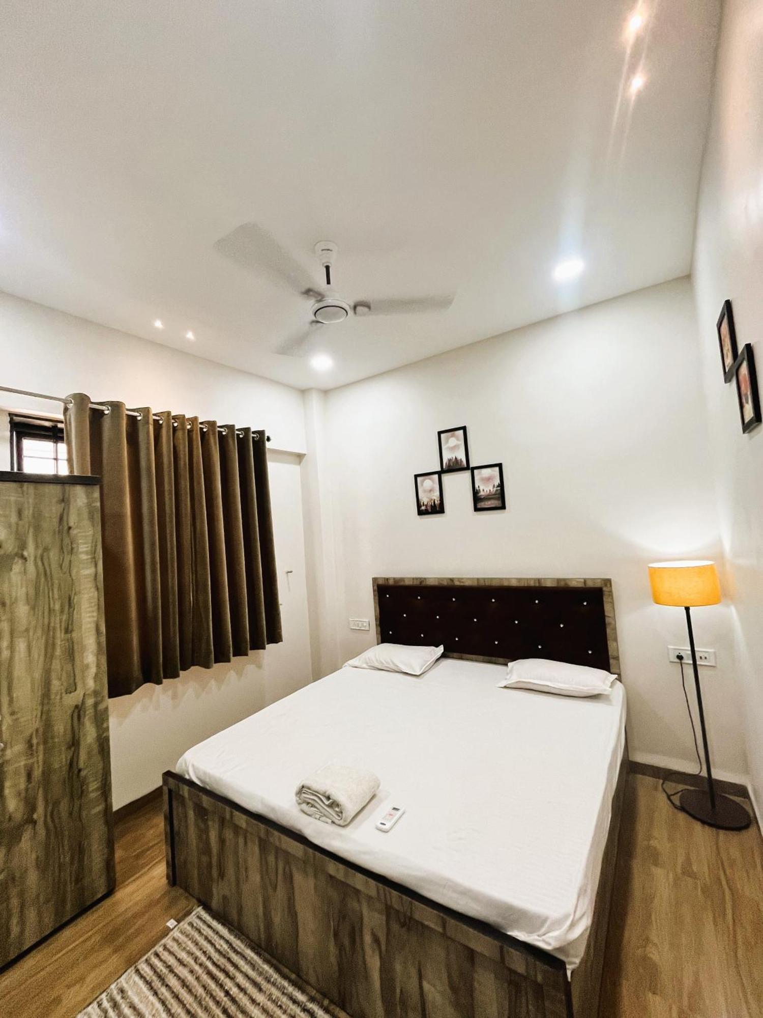 Shree Stay Inn Luxe' Holiday Home Удджайн Экстерьер фото
