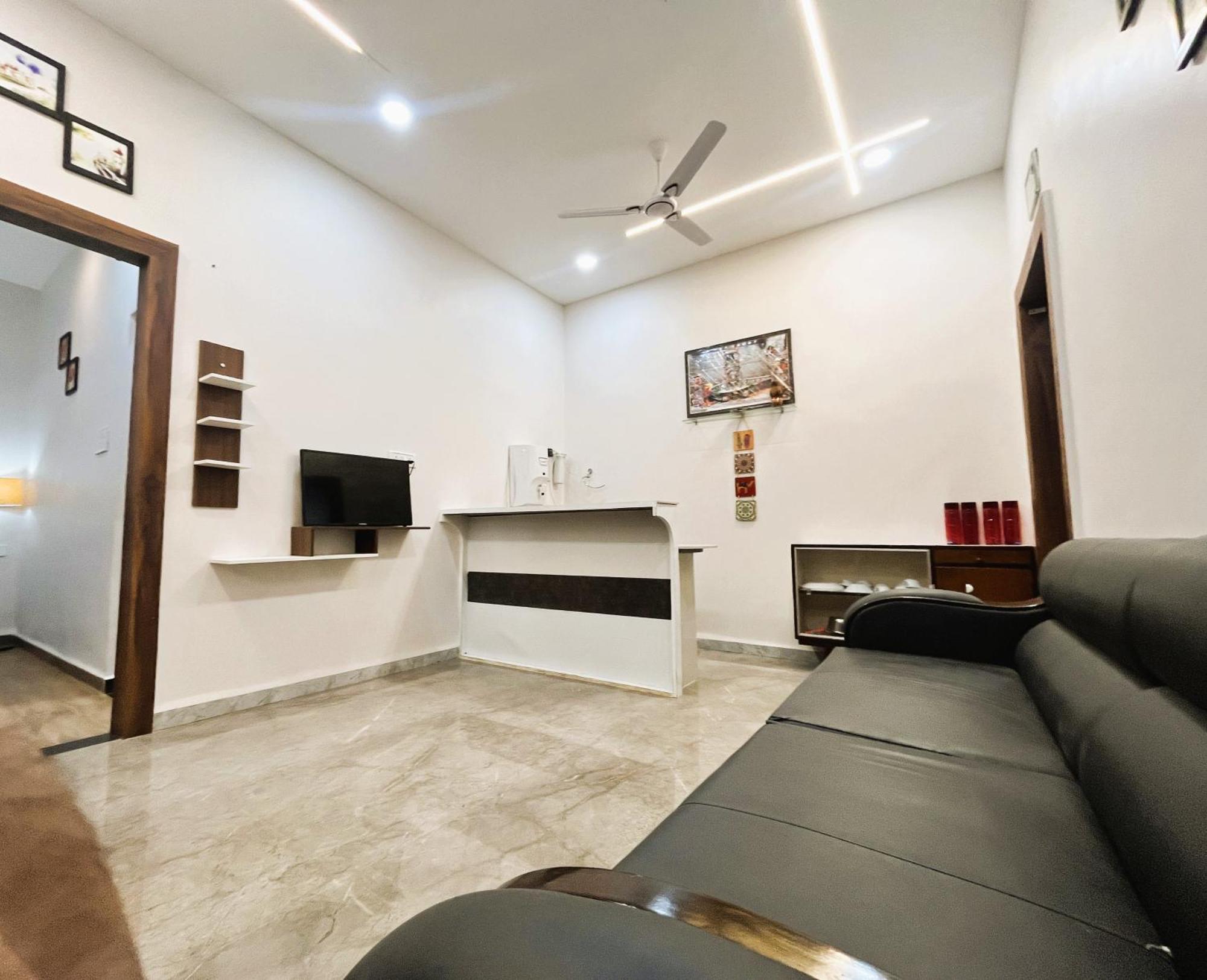 Shree Stay Inn Luxe' Holiday Home Удджайн Экстерьер фото